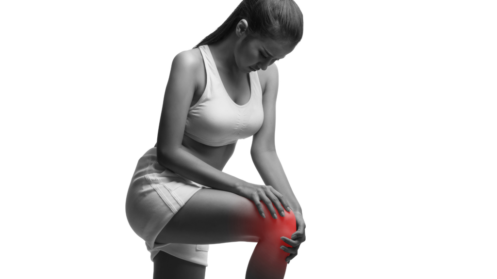 woman with knee pain after exercising who is going to get chiropractic treatment to help relieve pain