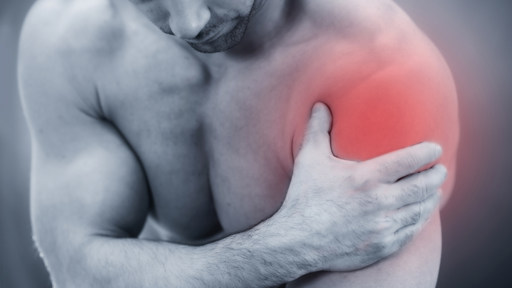 man showing pain in right shoulder from labral tear pain