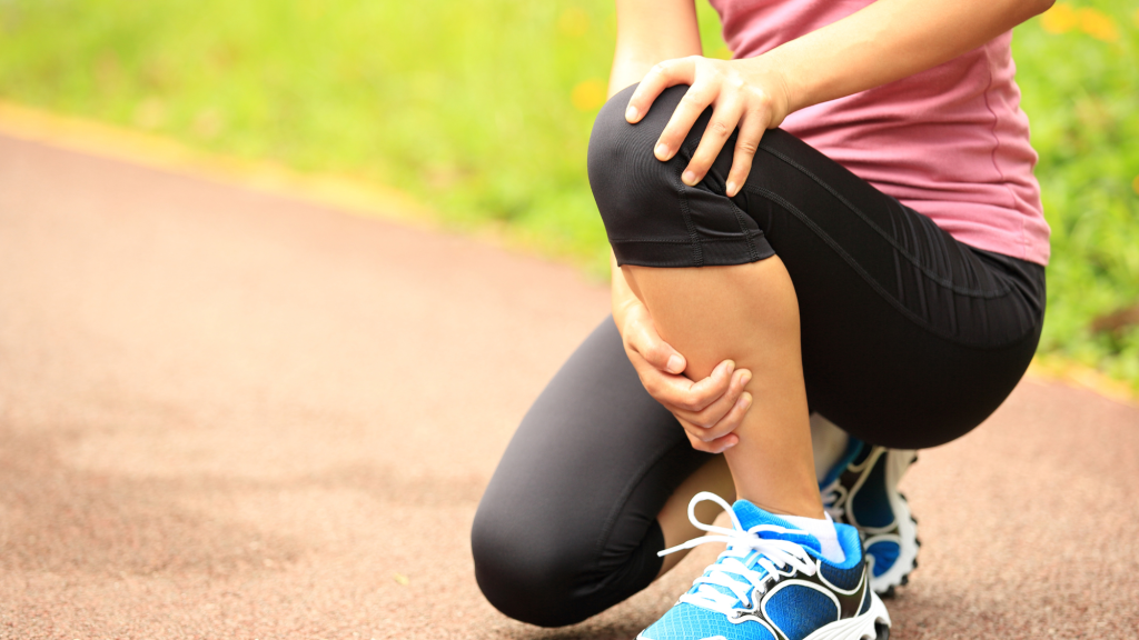running holding knee after getting acl injury